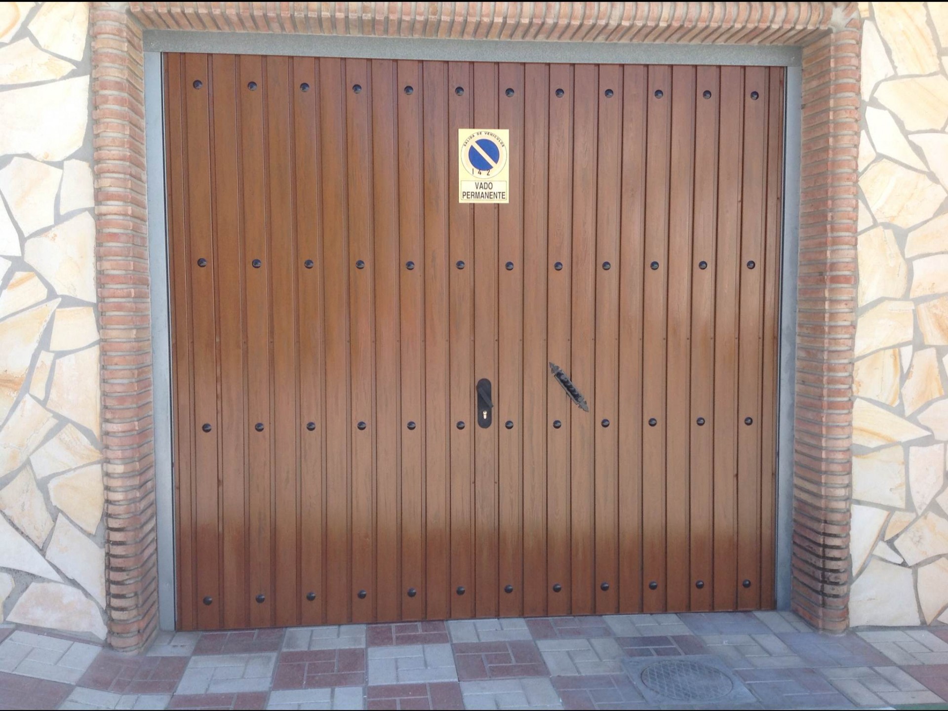 en madera al restaurar una puerta metálica | Málaga Colors | Pintores Colors