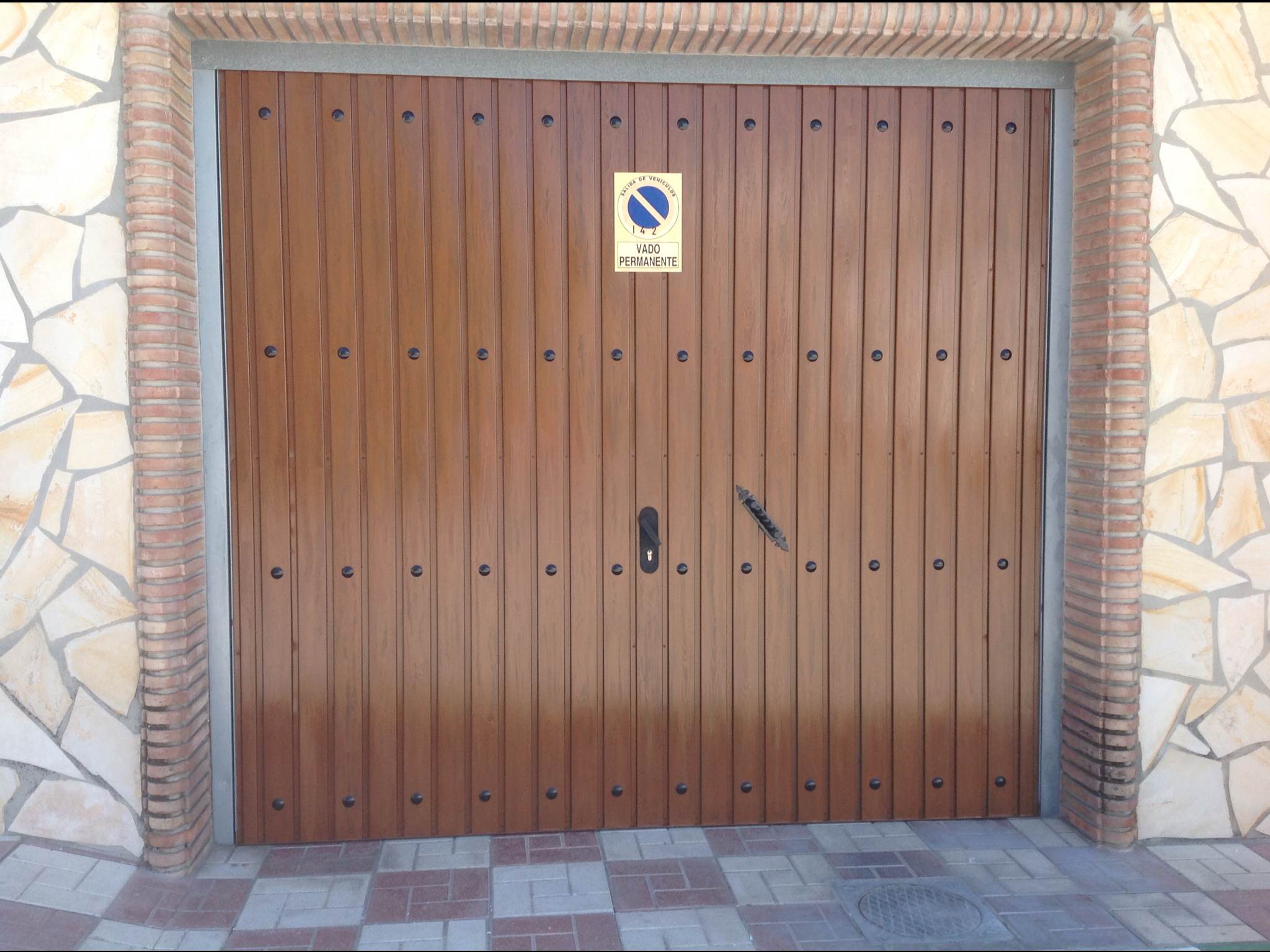 Imitaciones en madera al restaurar una puerta metálica, Málaga Colors